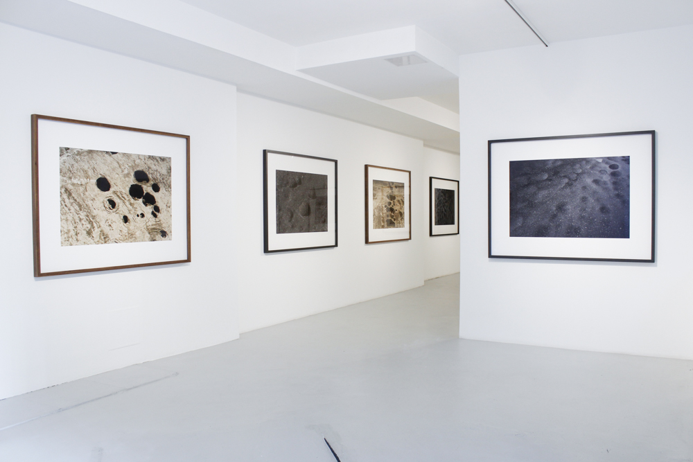 Vue d'exposition de Sophie Ristelhueber, série Sunset Years : galerie Jérome Poggi, murs blanc, 5 images