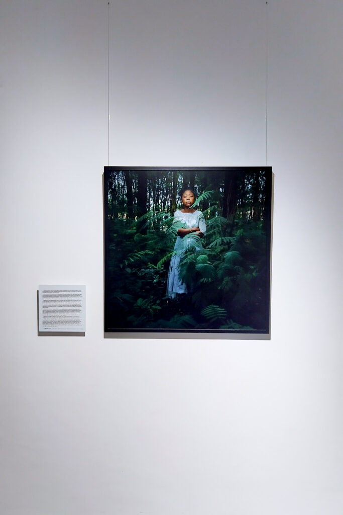 Unsung Heroes par Denis Rouvre : portrait d'une femme dans la jungle croisant les bras
